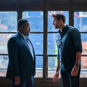 Jack Ryan 2: John Krasinski e Wendell Pierce in una foto della seconda stagione della serie Amazon