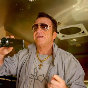 Dead Ant: Tom Arnold in una scena del film