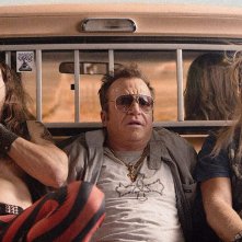 Dead Ant: Tom Arnold, Jake Busey, Rhys Coiro in una scena del film