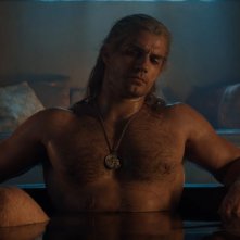 Henry Cavill nella vasca da bagno nel trailer di The Witcher