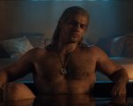 The Witcher, Henry Cavill nudo in vasca da bagno: il trailer ricrea la scena del videogioco