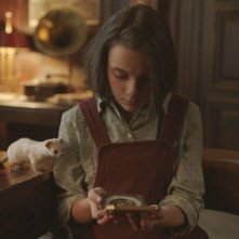 Queste oscure materie: Dafne Keen in una scena della serie