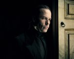 Canto di Natale: il teaser trailer della serie con Guy Pearce