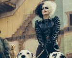 Emma Stone è Cruella: nuove foto dal set del film in cui interpreta Crudelia De Mon