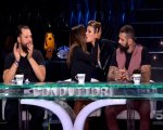 Emma Marrone bacia Belen Rodriguez a Tu si que vales: la reazione dei fan