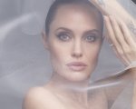 Angelina Jolie, le foto sexy su Harpers' Bazaar: 'Devo vivere vicina a Brad Pitt per i miei figli'