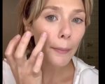 Marvel: Elizabeth Olsen trolla Chris Hemsworth e Paul Rudd in un videotutorial di make-up