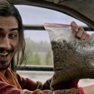 Zombieland: Doppio colpo: Avan Jogia in una scena del film