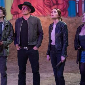 Zombieland: Doppio colpo: Woody Harrelson, Jesse Eisenberg, Abigail Breslin, Emma Stone durante una scena