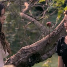 Dickinson: le attrici Hailee Steinfeld ed Ella Hunt