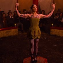 Dickinson: Hailee Steinfeld in una foto della serie