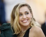 Miley Cyrus operata alle corde vocali, il fidanzato Cody Simpson al suo fianco