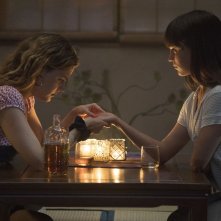 Dove la terra trema: Alicia Vikander e Riley Keough in una scena del film