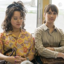 Dove la terra trema: Alicia Vikander e Kiki Sukezane in una scena del film