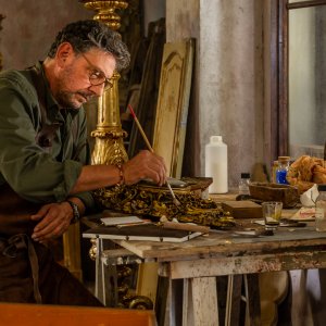 Pezzi unici: Sergio Castellitto in una scena della serie