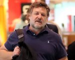 Russell Crowe con le mani nei pantaloni: la foto poco elegante fa il giro del web
