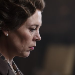 The Crown: un primo piano di Olivia Colman nella terza stagione