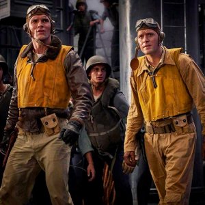 Midway: Luke Kleintank, Ed Skrein in una scena del film