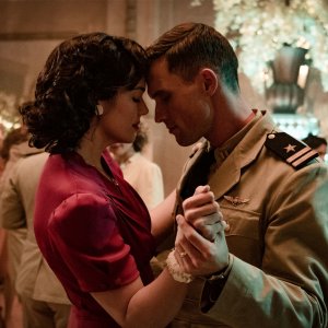 Midway: una scena con Mandy Moore e Ed Skrein