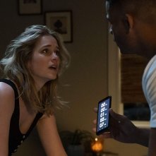 Countdown: Elizabeth Lail  e Jordan Calloway in una scena del film