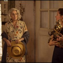 Tutti i ricordi di Claire: Catherine Deneuve  e Laure Calamy in una scena del film