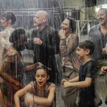 La dea fortuna: il cast sotto la pioggia in una scena corale