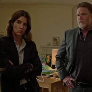 Stumptown: Cobie Smulders e Donal Logue in una scena della serie