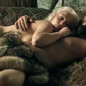 Il Trono di Spade: Emila Clarke e Jason Momoa in una scena