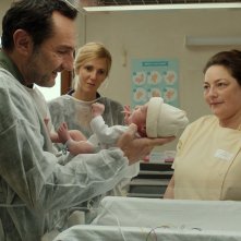 In mani sicure - Pupille: Gilles Lellouche con il neonato