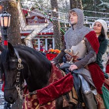 Un cavaliere per Natale: una scena del film con Vanessa Hudgens, Josh Whitehouse