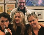 Jennifer Lawrence, Amy Schumer e Phoebe Waller-Bridge insieme: ecco le foto e i video della serata