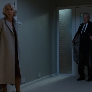 L'inganno perfetto: Helen Mirren insieme a Ian McKellen durante una scena del film
