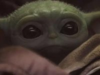 Baby Yoda indossa il maglione di Chris Evans di Cena con delitto - Knives Out