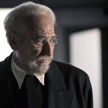 While At War: Karra Elejalde in una scena del film