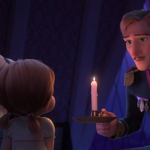 Frozen II - Il segreto di Arendelle: Anna ed Elsa da piccole in una scena del film