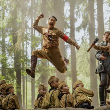 Jojo Rabbit: Roman Griffin Davis, TaiKa Waititi e Sam Rockwell in una scatenata sequenza