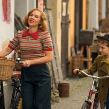 Jojo Rabbit: Roman Griffin Davis e Scarlett Johnasson in una scena