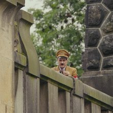 Jojo Rabbit: Taika Waititi in una scena del film