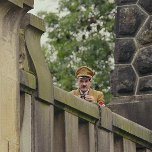 Jojo Rabbit: Taika Waititi in una scena del film