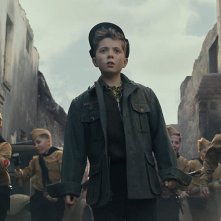 Jojo Rabbit: una scena del film con Roman Griffin Davis