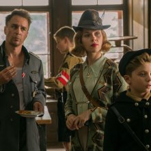 Jojo Rabbit: Sam Rockwell, Scarlett Johansson e Roman Griffin Davis in  una scena del film
