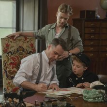 Jojo Rabbit: Sam Rockwell e Roman Griffin Davis in  una scena del film