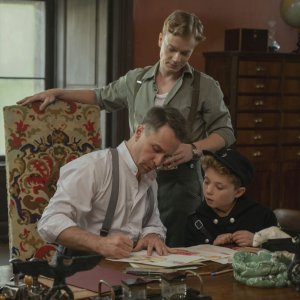 Jojo Rabbit: Sam Rockwell e Roman Griffin Davis in  una scena del film