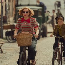 Jojo Rabbit: Scarlett Johansson e Roman Griffin Davis durante  una scena del film