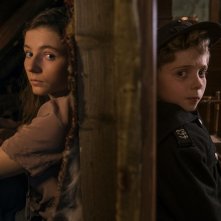 Jojo Rabbit: Roman Griffin Davis e Thomasin McKenzie in  una scena del film