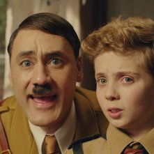 Jojo Rabbit: una scena del film con Taika Waititi, Roman Griffin Davis