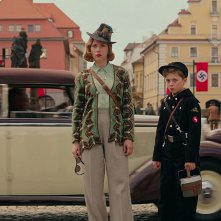 Jojo Rabbit: Scarlett Johansson, Roman Griffin Davis in una scena del film