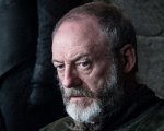 Liam Cunningham sostiene le Sardine e manda a quel paese il fan di Salvini