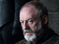 Liam Cunningham sostiene le Sardine e manda a quel paese il fan di Salvini