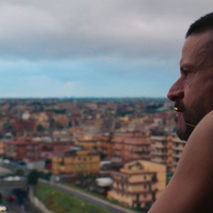 A Tor Bella Monaca non piove mai: Andrea Sartoretti durante  una scena del film